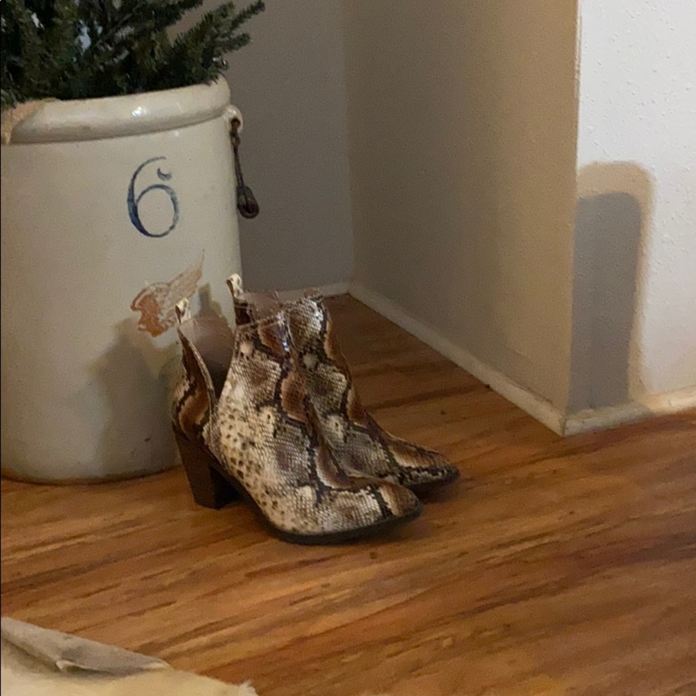 Closet Purge Cute Snake Skin Ankle Booties Size 6